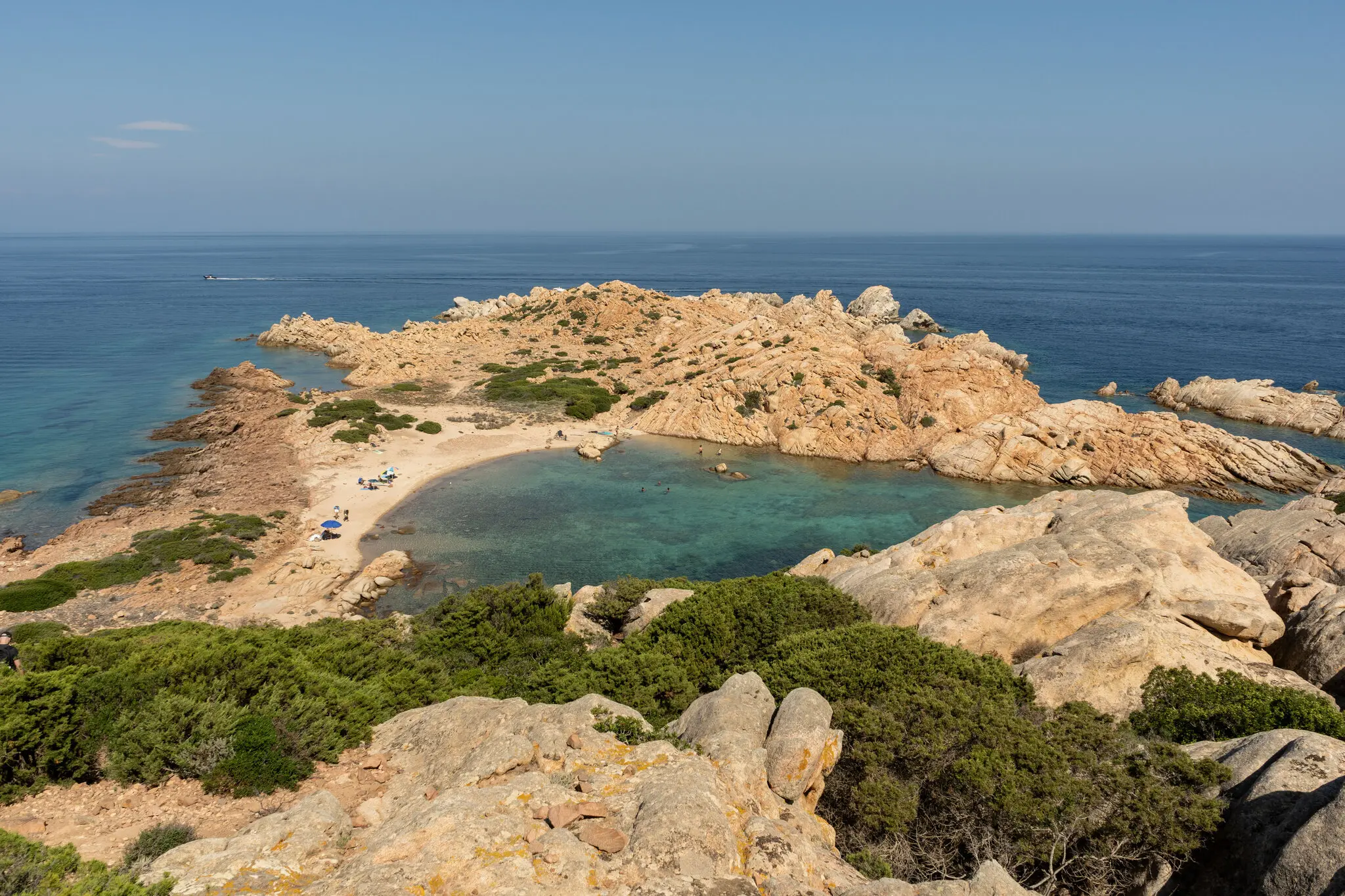 Невеликий пляж на острові Капрера, що на північному сході Сардинії.